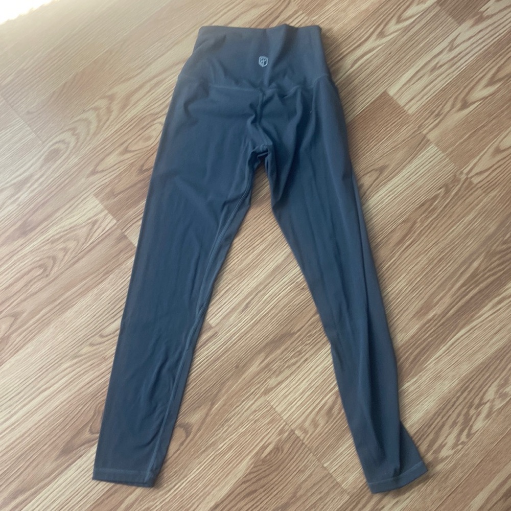 Born primitive size S grey 3/4 length legging